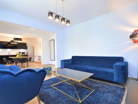 Table, Tableware, Sky, Furniture, Stemware, Wine Glass, Plate, Water, Drinkware, Azure