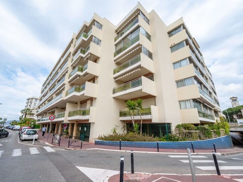 Apartment, City, Neighbourhood, Condominium, Residential Area, Metropolitan Area, Urban Design, Human Settlement, Balcony, Mixed-Use