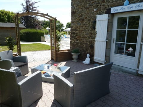Water, Cloud, Sky, Boat, Watercraft, Vehicle, Plant, Tree, Body Of Water, Lake