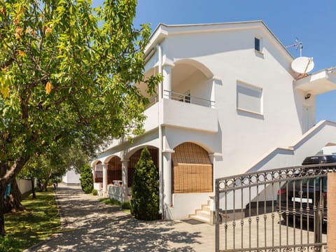 Water, Cloud, Sky, Boat, Watercraft, Vehicle, Plant, Tree, Body Of Water, Lake