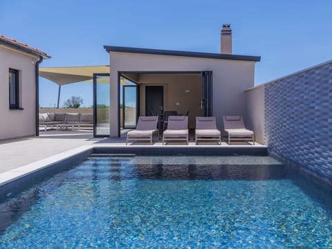 Plant, Property, Building, Natural Landscape, Tree, Land Lot, House, Cottage, Landscape, Residential Area