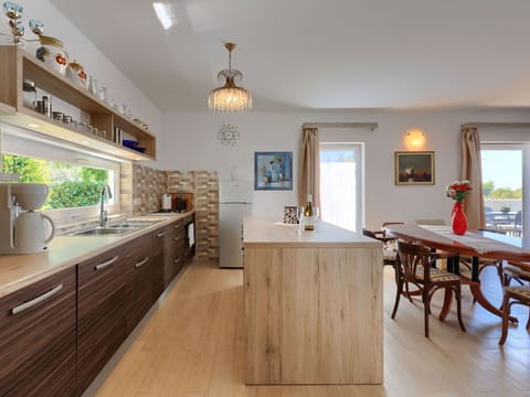 Sky, Building, Table, Window, Outdoor Furniture, Urban Design, Wood, Shade, Condominium, House