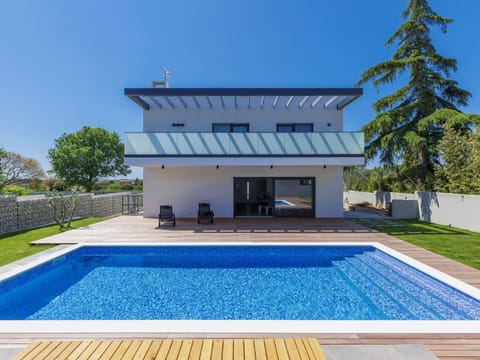 Water, Plant, Sky, Property, Cloud, Swimming Pool, Azure, Tree, Outdoor Furniture, Shade