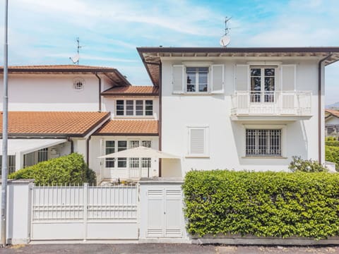 Water, Plant, Sky, Property, Cloud, Swimming Pool, Azure, Tree, Outdoor Furniture, Shade