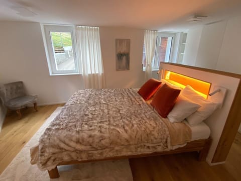 Building, Furniture, Window, Comfort, Textile, Wood, Shade, Window Blind, Architecture, Flooring