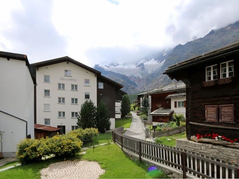 Plant, Sky, Cloud, Building, Property, Window, Mountain, House, Neighbourhood, Residential Area