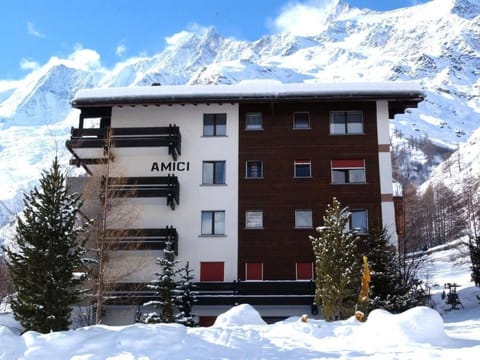 Snow, Sky, Building, Daytime, Property, Mountain, Plant, Cloud, Window, Nature