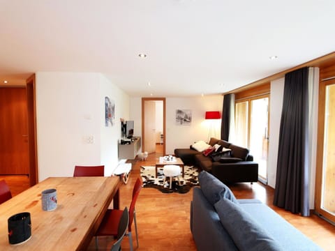 Table, Property, Furniture, Wood, Building, Lighting, Comfort, Interior Design, Curtain, Chair