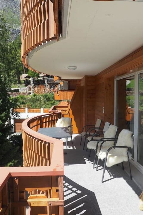 Building, Property, Wood, Interior Design, Window, Shade, Plant, Real Estate, Tree, Urban Design