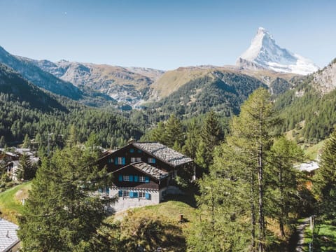 Plant, Sky, Cloud, Window, Building, Mountain, Highland, House, Tree, Land Lot