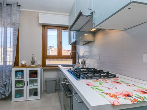 Plant, Sky, Cloud, Window, Building, Mountain, Highland, House, Tree, Land Lot