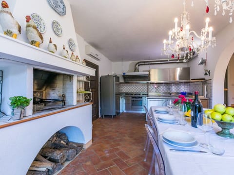 Cloud, Plant, Sky, Property, Building, Window, Tree, Land Lot, Table, House