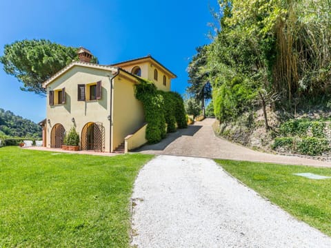 Cloud, Plant, Sky, Property, Building, Window, Tree, Land Lot, Table, House