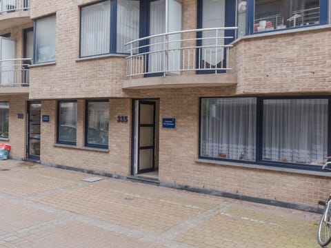 Window, Building, Wheel, Bicycle, Road Surface, Bicycle Wheel, Urban Design, Sidewalk