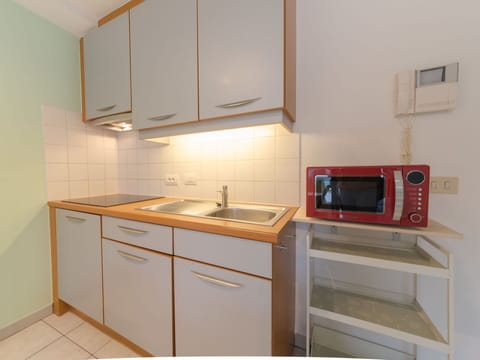 Cabinetry, Countertop, Property, Kitchen Sink, Building, Kitchen Appliance, Kitchen Stove, Sink, Kitchen, Home Appliance