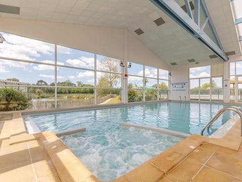 Water, Building, Swimming Pool, Plant, Window, Shade, Cloud, Sky, House, Leisure