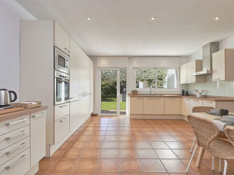 Table, Furniture, Plant, Sky, Property, Chair, Building, Cloud, Interior Design, Tableware