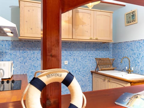 Cloud, Water, Sky, Building, Water Resources, Daytime, Blue, Azure, Boat, Tree