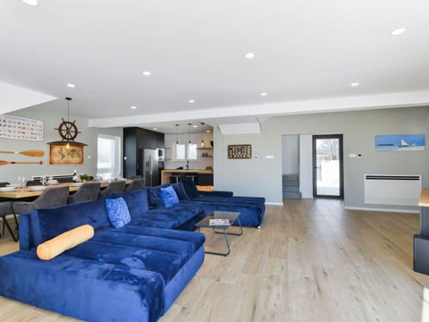 Water, Sky, Property, Blue, Swimming Pool, Azure, Building, Shade, Composite Material, Leisure