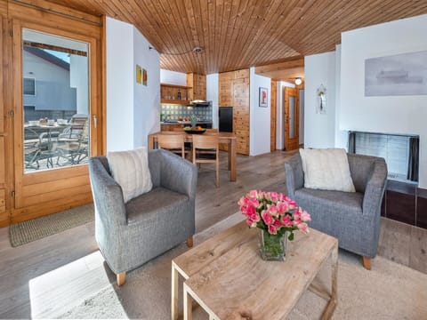 Sky, Building, Window, Urban Design, Residential Area, Facade, Real Estate, Condominium, Tree, Commercial Building