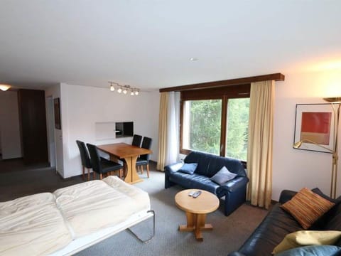 Furniture, Table, Comfort, Wood, Building, Lamp, Interior Design, Floor, Shade, Flooring