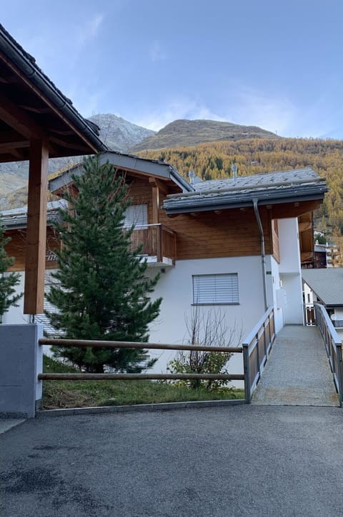 Sky, Building, Plant, Cloud, Mountain, Tree, Cottage, Shade, Wood, House