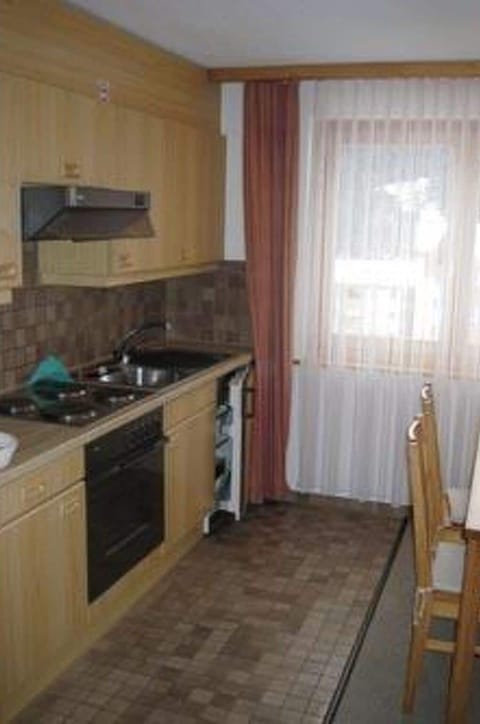 Cabinetry, Property, Building, Countertop, Sink, Wood, Curtain, Kitchen Stove, Interior Design, Kitchen Sink