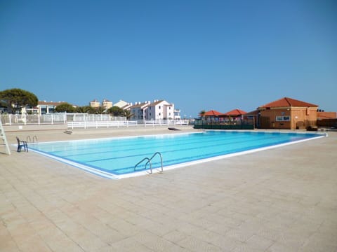 Water, Sky, Building, Swimming Pool, Rectangle, Outdoor Furniture, House, Composite Material, Leisure, Landscape