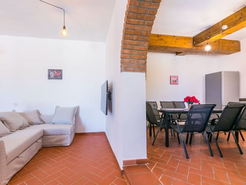 Cloud, Water, Sky, Plant, Property, Azure, Natural Landscape, Swimming Pool, Tree, Vegetation