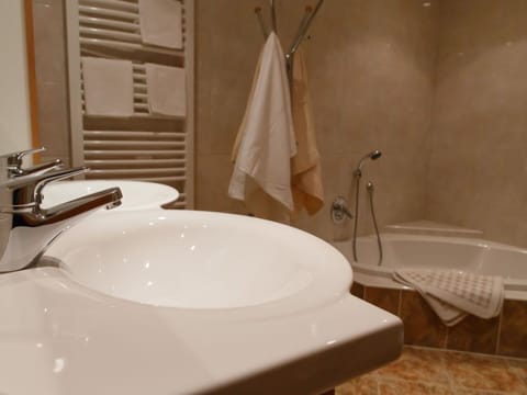 Cloud, Plant, Sky, Building, Daytime, Property, Window, Tree, House, Land Lot