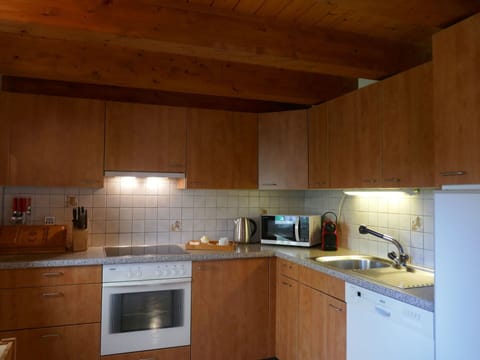 Cloud, Plant, Sky, Building, Daytime, Property, Window, Tree, House, Land Lot