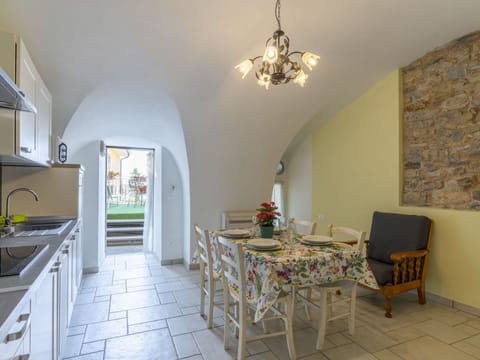 Cloud, Plant, Sky, Building, Daytime, Property, Window, Tree, House, Land Lot