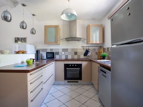 Water, Building, Plant, Tree, Window, Swimming Pool, Urban Design, Condominium, Leisure, Real Estate