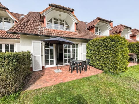 Sky, Property, Plant, Window, Building, Land Lot, House, Grass, Cottage, Residential Area