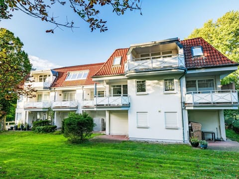 Building, Sky, Plant, Property, Window, Tree, House, Land Lot, Neighbourhood, Residential Area