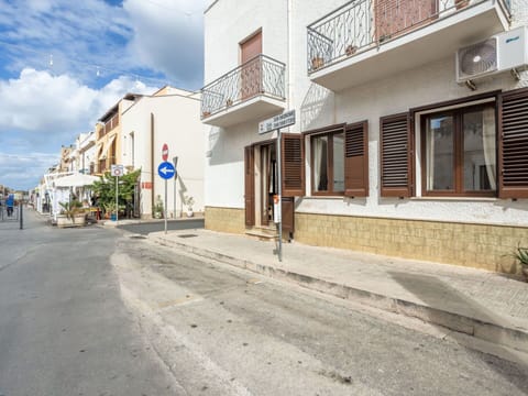 Property, Cloud, Building, Plant, Window, Sky, Road Surface, Asphalt, Urban Design, Neighbourhood