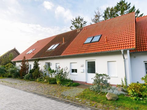 Plant, Sky, Building, Cloud, Property, Window, House, Land Lot, Cottage