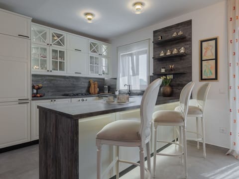 Furniture, Table, Houseplant, Plant, Building, Window, Interior Design, Living Room, Flooring, Floor