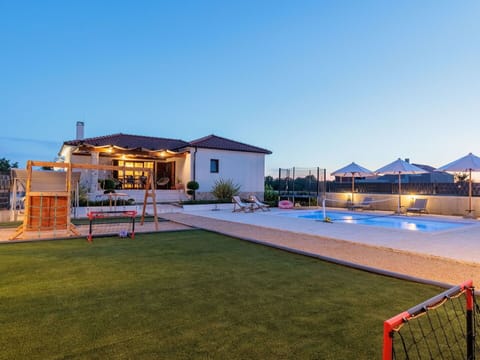 Sky, Mountain, Daytime, Building, Plant, Natural Landscape, House, Vegetation, Highland, Tree
