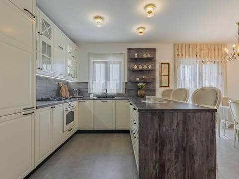 Furniture, Table, Houseplant, Plant, Building, Window, Interior Design, Living Room, Flooring, Floor