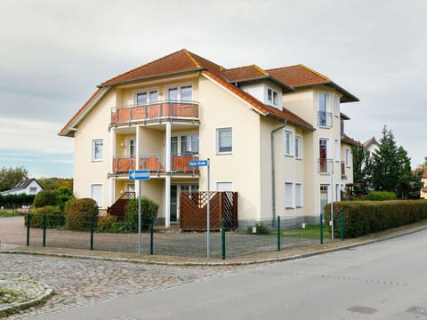 Building, Window, Residential Area, House, Home, Facade, Neighbourhood, Architecture, Town, Roof