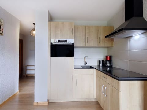 Cabinetry, Countertop, Kitchen Appliance, Kitchen Stove, Kitchen Sink, Home Appliance, Wood, Building, Kitchen, Stove