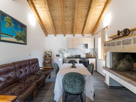 Property, Furniture, Picture Frame, Table, Couch, Wood, Interior Design, Living Room, Floor, Flooring