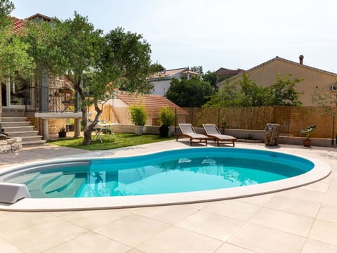 Water, Property, Sky, Plant, Azure, Building, Swimming Pool, Tree, Leisure, Composite Material