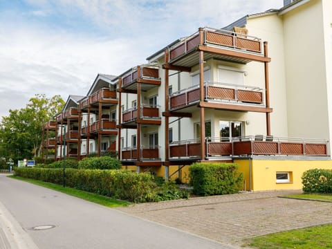 Plant, Building, Sky, Window, Property, Cloud, House, Land Lot, Urban Design, Condominium