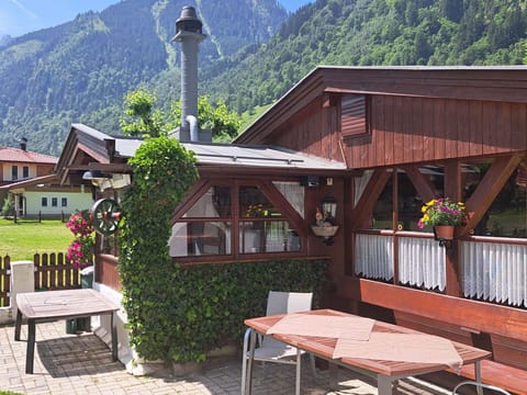Mountain Range, Hill Station, Shade, Valley, Porch, Restaurant, Eco Hotel, Houseplant, Ridge, Outdoor Structure