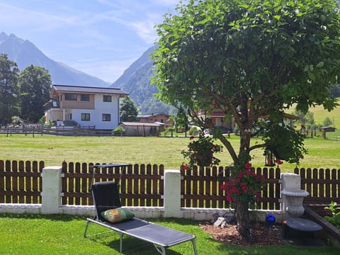 Cottage, Garden, Lawn, Fence, Yard, Landscaping, Shade, Backyard, Home Fencing, Farmhouse