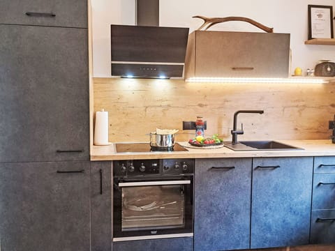 Kitchen Appliance, Kitchen, Countertop, Major Appliance, Flooring, Cabinetry, Wood, Home Appliance, Interior Design, Furniture