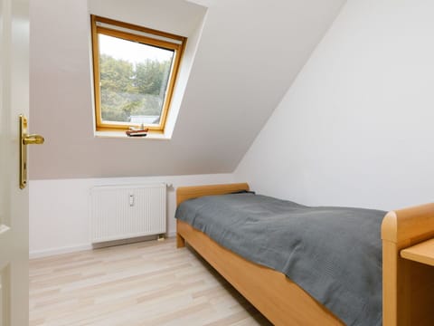 Furniture, Window, Comfort, Building, Wood, Interior Design, House, Rectangle, Wood Stain
