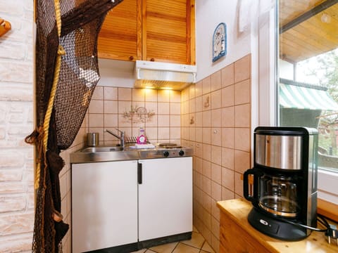 Property, Kitchen Appliance, Plant, Wood, Interior Design, Cabinetry, Kitchen, Home Appliance, Kitchen Stove, Stove